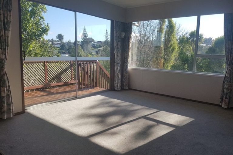 Photo of property in 43 Blakeborough Drive, Forrest Hill, Auckland, 0620