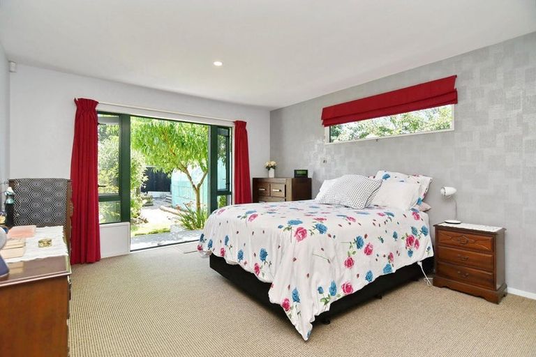 Photo of property in 21 Thornwood Place, Redwood, Christchurch, 8051