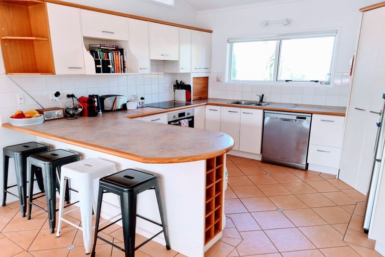 Photo of property in 2/42 Knightsbridge Drive, Forrest Hill, Auckland, 0620