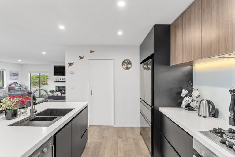 Photo of property in 5 Sarges Way, Lake Hawea, Wanaka, 9382