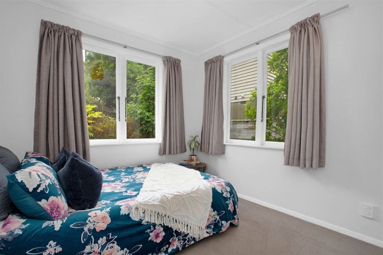 Photo of property in 10 Kereru Bend, Tawa, Wellington, 5028