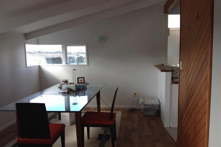 Photo of property in 2/5 Tahinga Street, Northcote, Auckland, 0627