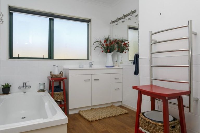 Photo of property in 2/30 Fairview Terrace, Waipahihi, Taupo, 3330