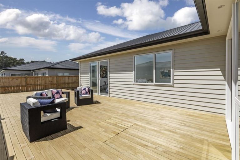 Photo of property in 13 Vinistra Road, Kumeu, 0810