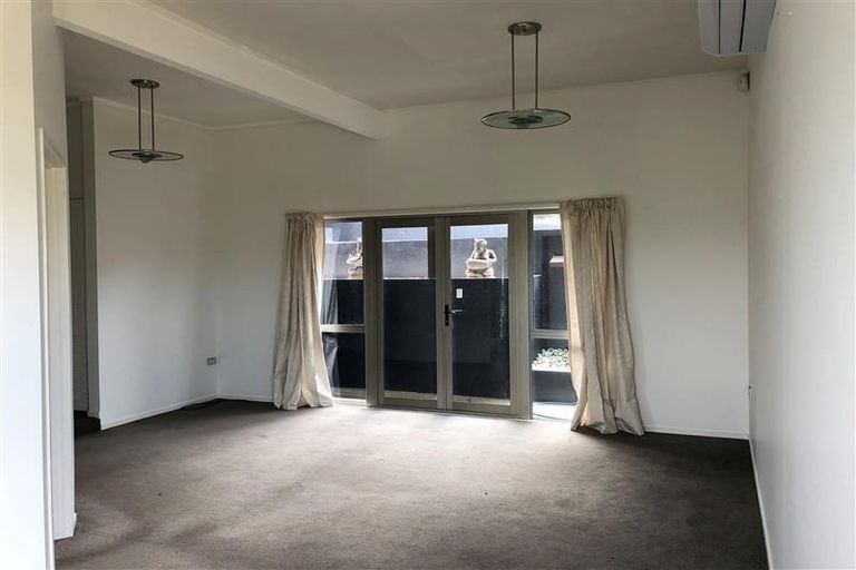 Photo of property in 8 Whitcombe Road, Bucklands Beach, Auckland, 2012