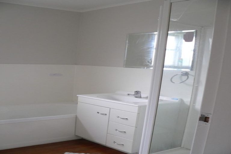 Photo of property in 17 Taylor Terrace, Tawa, Wellington, 5028