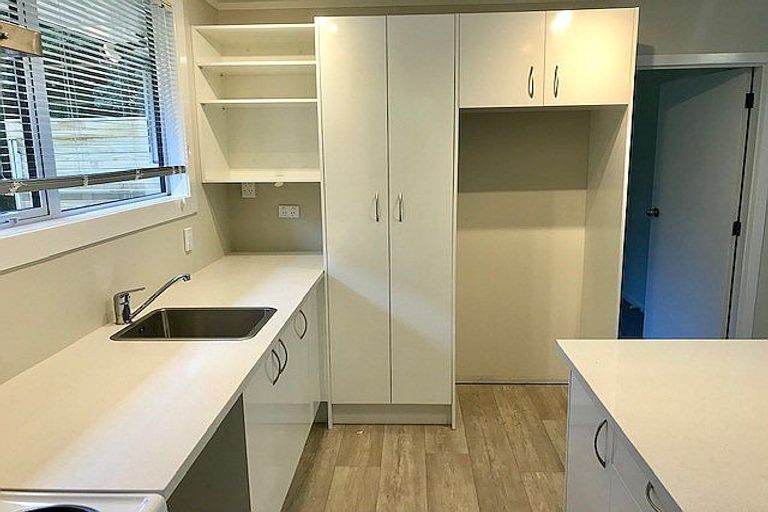 Photo of property in 1/1 Bronwyn Place, Torbay, Auckland, 0630