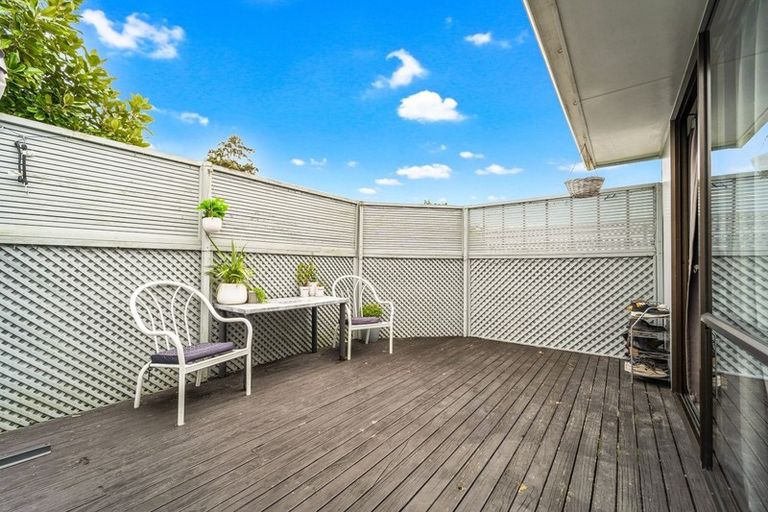 Photo of property in 2/4 Hanson Place, West Harbour, Auckland, 0618