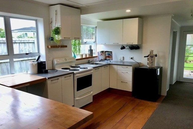 Photo of property in 17 Crispe Road, Clarks Beach, 2122