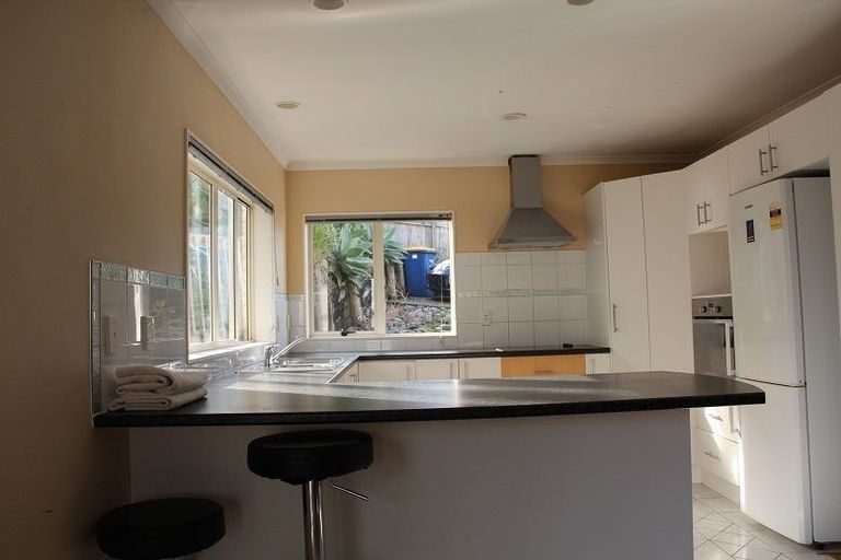 Photo of property in 4 Trotting Terrace, Fairview Heights, Auckland, 0632