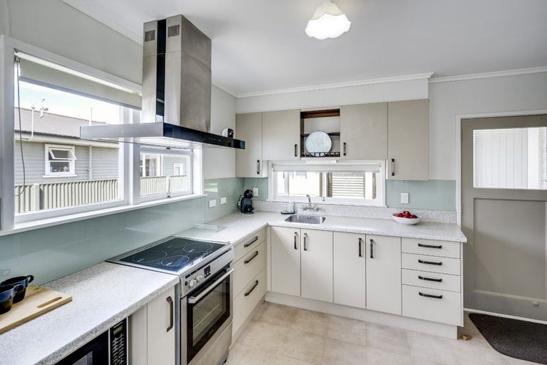 Photo of property in 38 Puketapu Road, Taradale, Napier, 4112