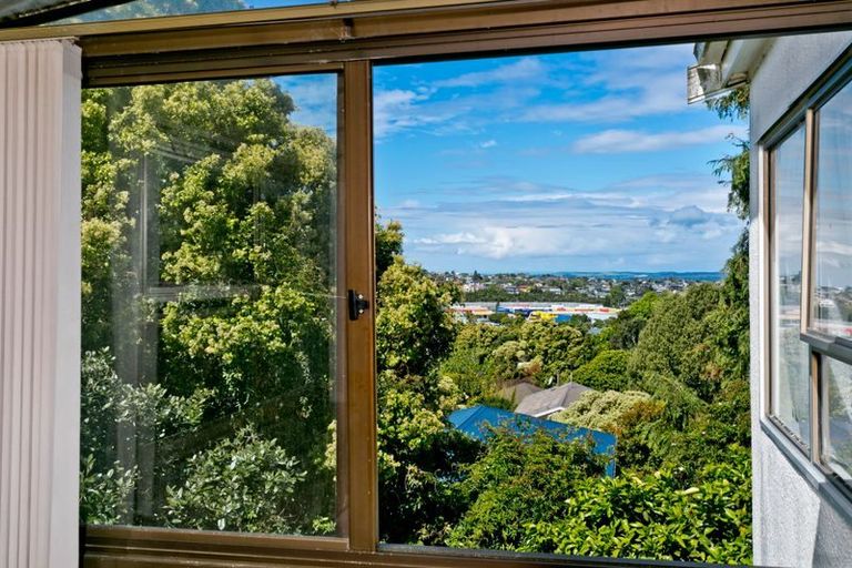 Photo of property in 2/307a Wairau Road, Totara Vale, Auckland, 0627