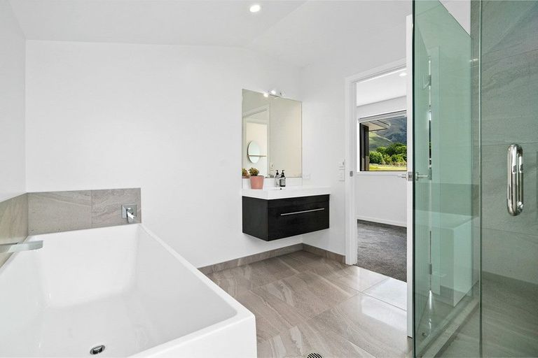 Photo of property in 137 Meadowstone Drive, Wanaka, 9305