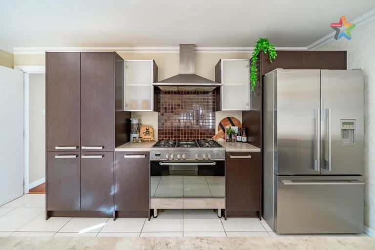 Photo of property in 21 Franklyn Road, Tawa, Wellington, 5028