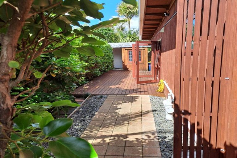Photo of property in 17a Old Lake Road, Narrow Neck, Auckland, 0624