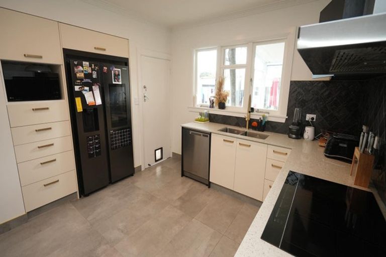 Photo of property in 37 Winston Avenue, Hokowhitu, Palmerston North, 4410