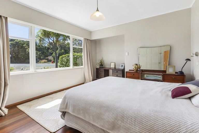 Photo of property in 1 Pinkerton Grove, Newlands, Wellington, 6037