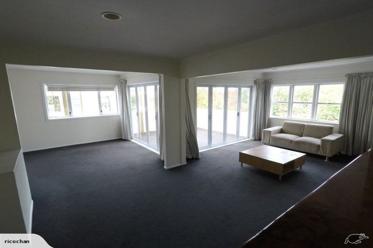 Photo of property in 32 Peter Terrace, Castor Bay, Auckland, 0620