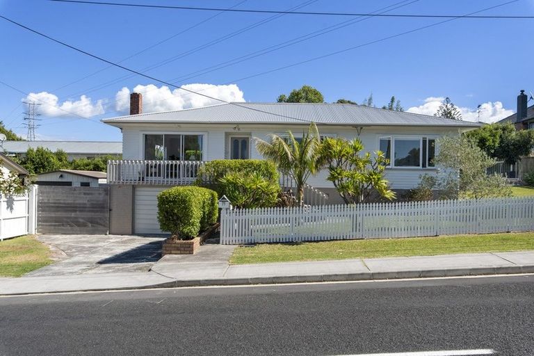 Photo of property in 17 Lyndhurst Road, Te Atatu South, Auckland, 0610