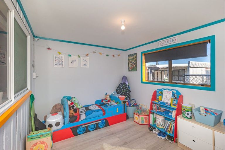 Photo of property in 24 Karaka Crescent, Levin, 5510