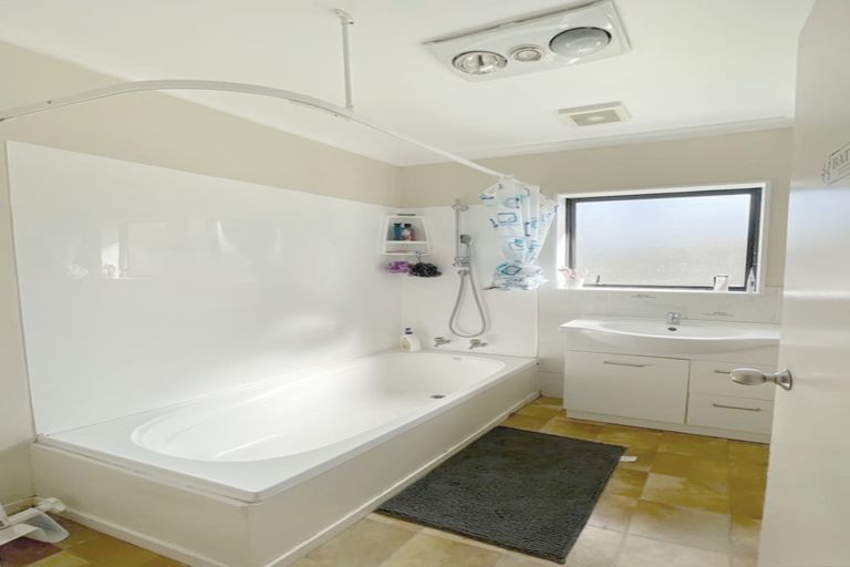 Photo of property in 10 Liddesdale Place, Papakura, 2110