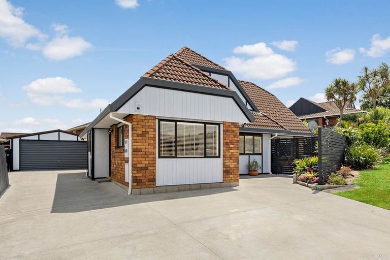 Photo of property in 4 Citation Way, Botany Downs, Auckland, 2010