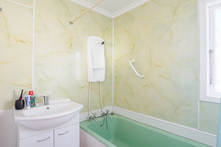 Photo of property in 1 Park Street, Winton, 9720