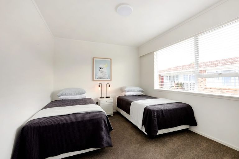 Photo of property in 2/611 Beach Road, Rothesay Bay, Auckland, 0630