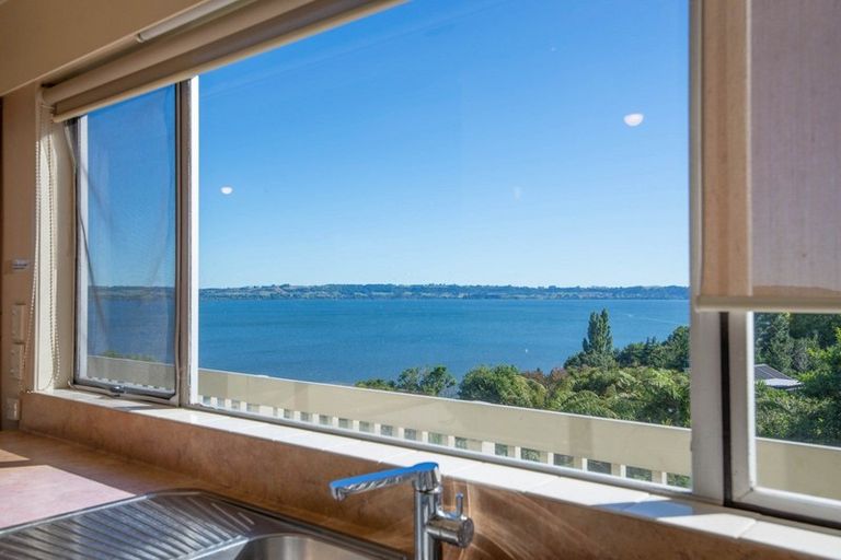 Photo of property in 10 Naera Place, Kawaha Point, Rotorua, 3010