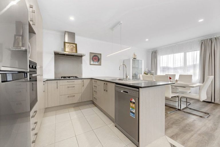 Photo of property in 21 Whareatua Avenue, Takanini, 2112