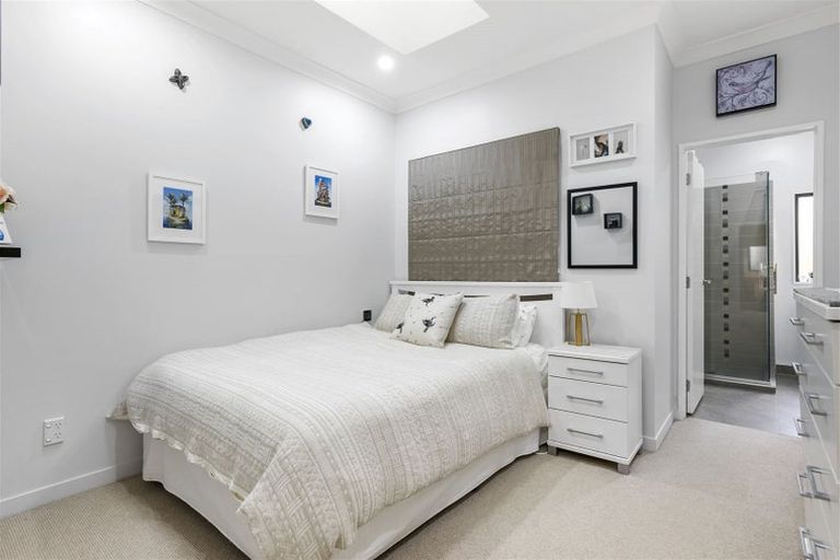 Photo of property in 16 Renlee Place, Shelly Park, Auckland, 2014