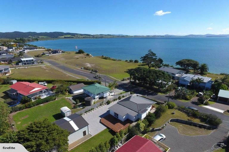 Photo of property in 13 Karoro Road, One Tree Point, 0118