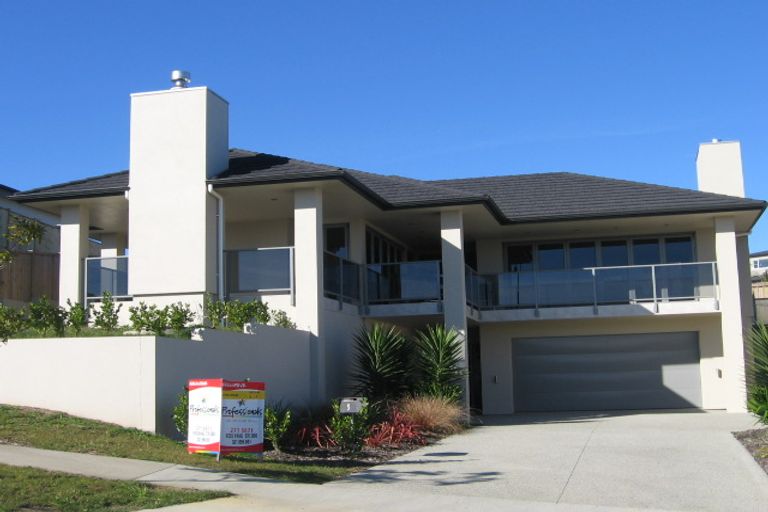 Photo of property in 3 Armstrong Farm Drive, East Tamaki Heights, Auckland, 2016