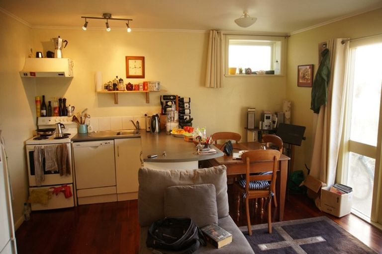 Photo of property in 8 Papawai Terrace, Mount Cook, Wellington, 6021