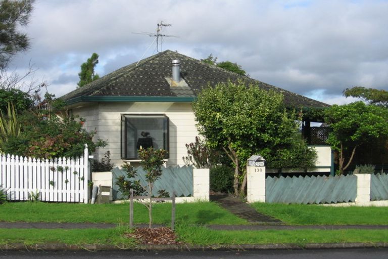 Photo of property in 130 Bradbury Road, Botany Downs, Auckland, 2010