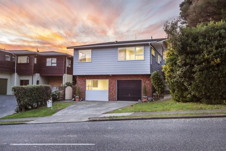 Photo of property in 14 Brora Crescent, Papakowhai, Porirua, 5024