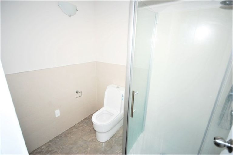 Photo of property in 2/64 Exmouth Road, Northcote, Auckland, 0627