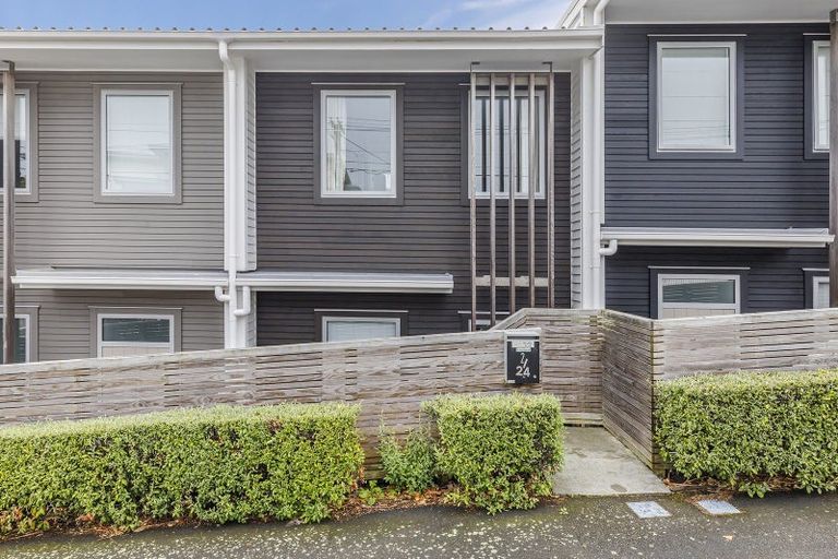 Photo of property in 2/24 Tamar Street, Island Bay, Wellington, 6023