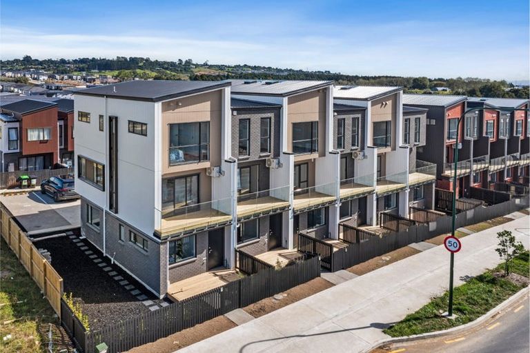 Photo of property in 3 Papatahi Lane, Flat Bush, Auckland, 2019