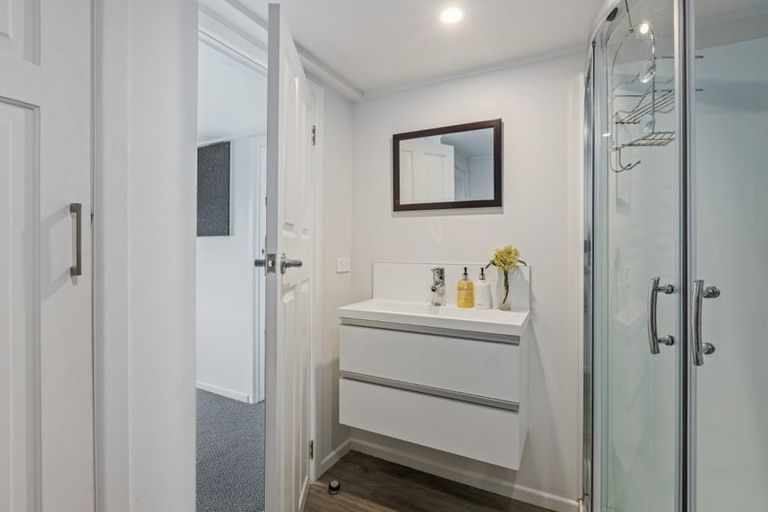 Photo of property in 1/8 Ludlow Terrace, Totara Vale, Auckland, 0627