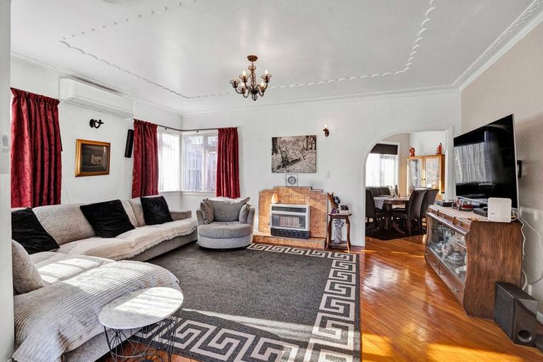 Photo of property in 227 South Road, Hawera, 4610