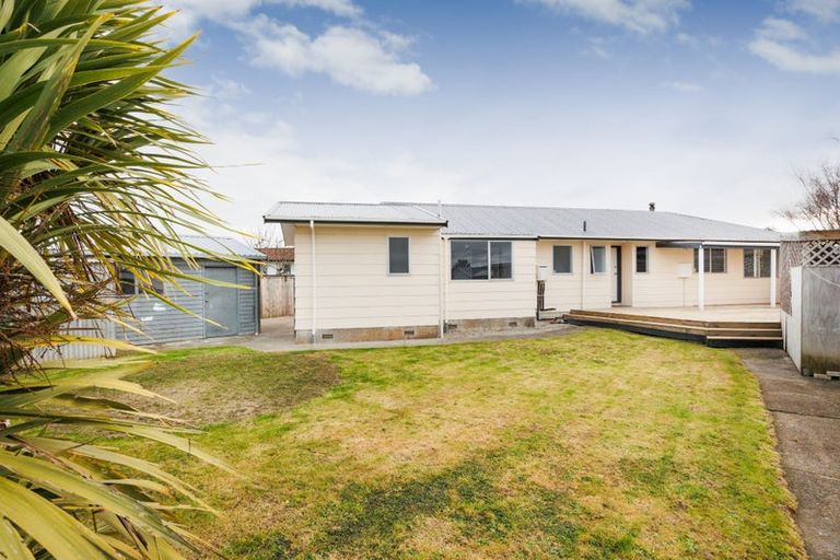 Photo of property in 18 Cumberland Place, Kelvin Grove, Palmerston North, 4414