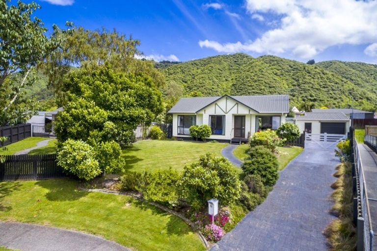 Photo of property in 42 Delaware Grove, Totara Park, Upper Hutt, 5018