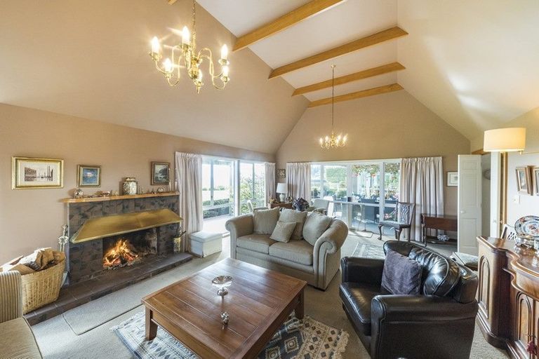 Photo of property in 38 Titirangi Drive, Fitzherbert, Palmerston North, 4471