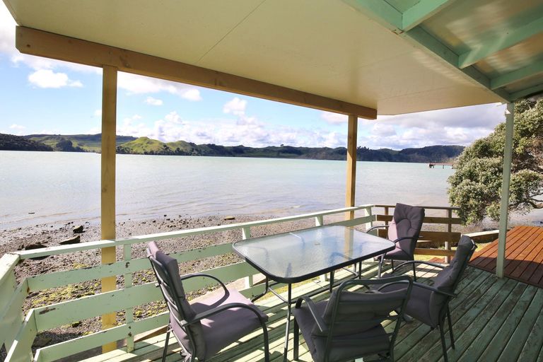 Photo of property in 80 Wallis Street, Raglan, 3225