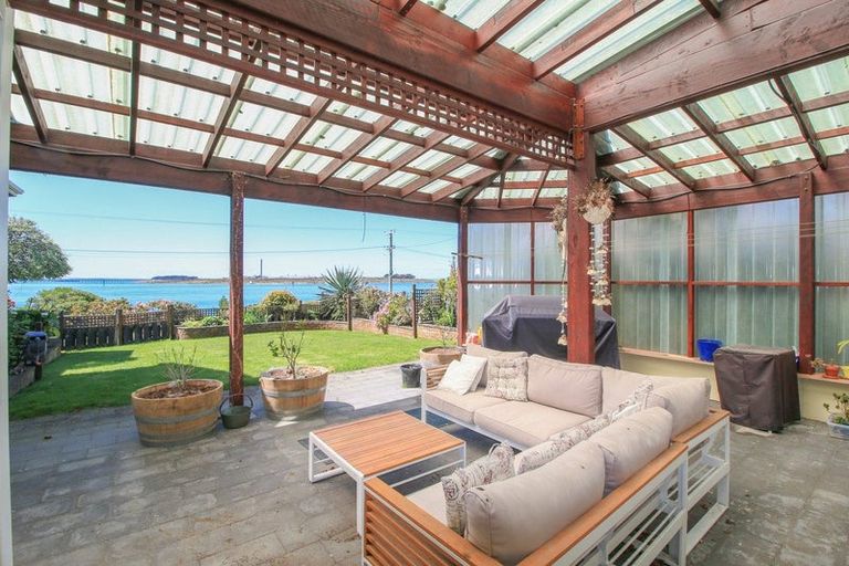 Photo of property in 160 Marine Parade, Bluff, 9814