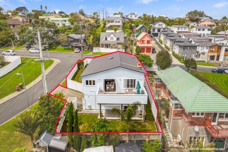 Photo of property in 1/2 Merwood Lane, Devonport, Auckland, 0624