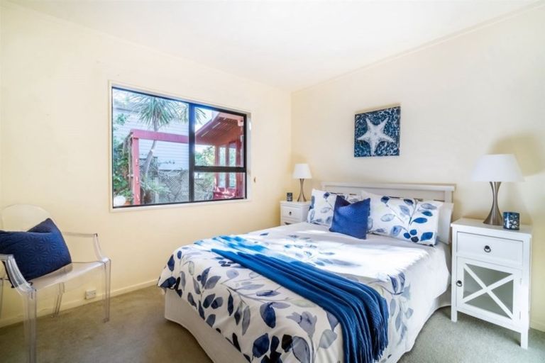 Photo of property in 2/41 Greenvalley Rise, Glenfield, Auckland, 0629