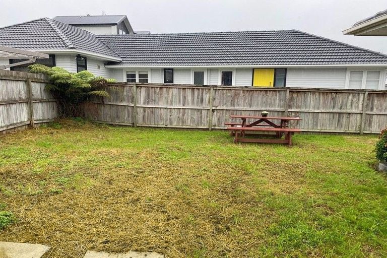 Photo of property in 5 Shamrock Lane, Te Atatu Peninsula, Auckland, 0610