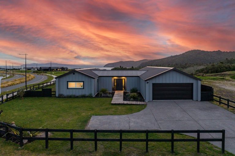 Photo of property in 2 Seven Oaks Drive, Kinloch, Taupo, 3377